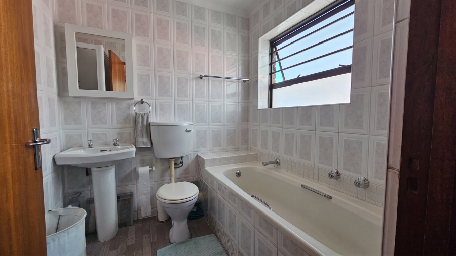5 Bedroom Property for Sale in Voelklip Western Cape